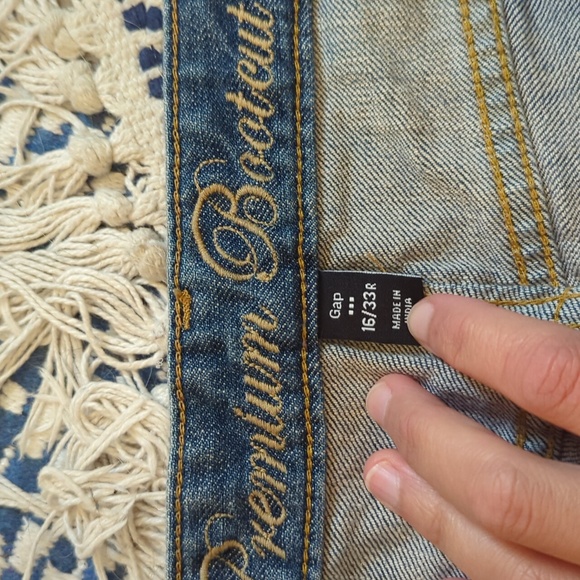 Gently loved boot cut Gap jeans - Picture 4 of 4